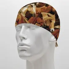 Gorro  de tela blanco diseño de caballito de madera